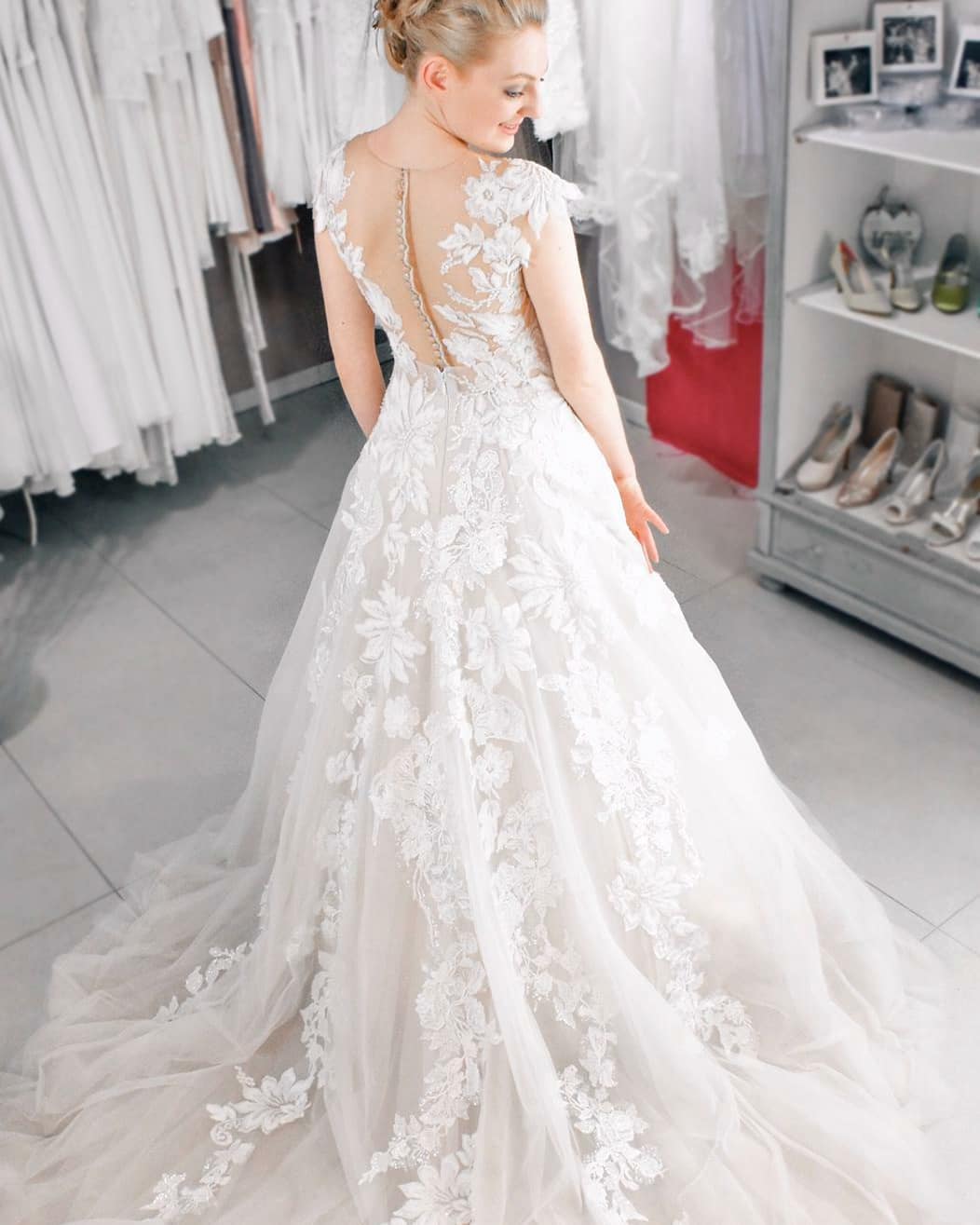 Beautiful Long A-Line Bateau Appliques Lace Floor-length Tulle Wedding Dress