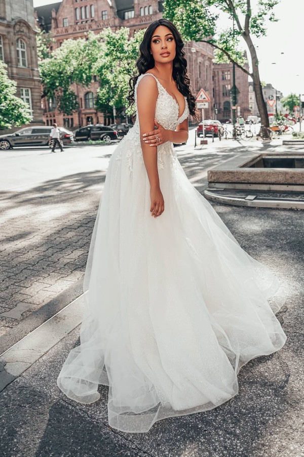 Long V-neck A-Line Tulle Floral Lace Floor-length Wedding Dress