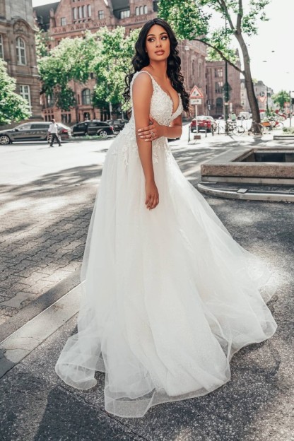 Long V-neck A-Line Tulle Floral Lace Floor-length Wedding Dress