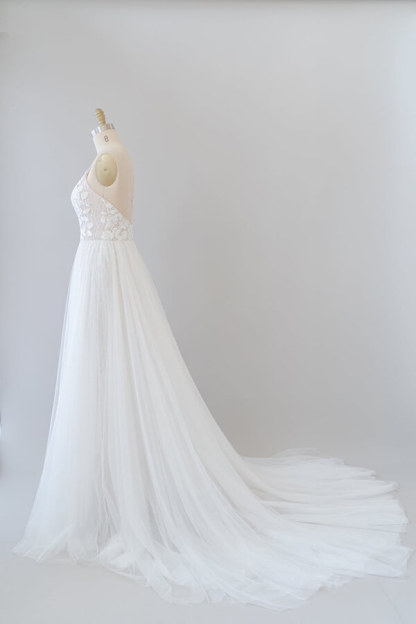 Elegant Long A-line V-neck Chapel Train Appliques Lace Tulle Wedding Dress