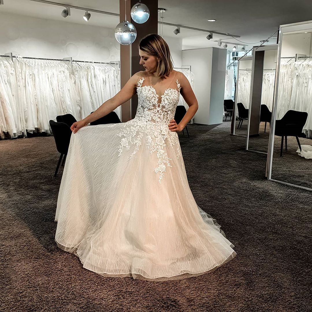 Gorgeous Long A-line V-neck Tulle Lace Floor-length Backless Wedding Dress