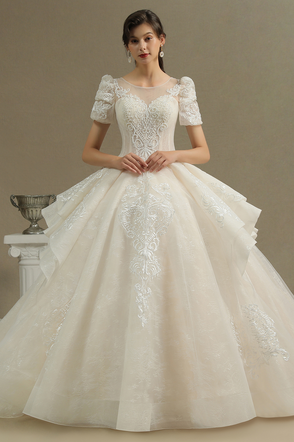 Luxury Long Ball Gown Sweetheart Sweep Train Wedding Dresses with Short Sleeves