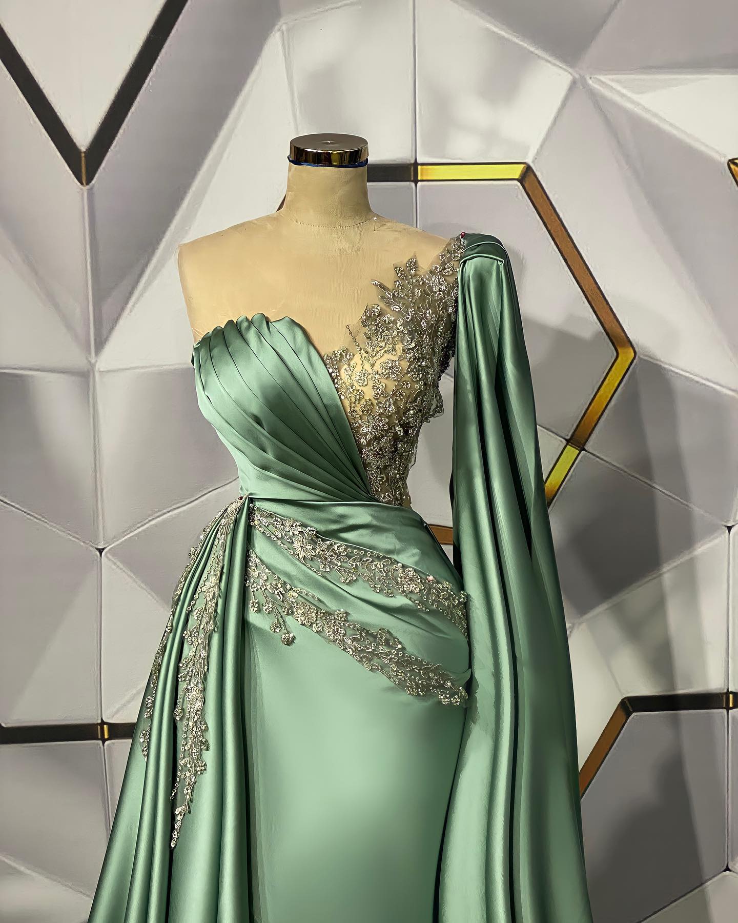 Long Mermaid Sweetheart Appliques Beading Satin Prom Dress With Side Train