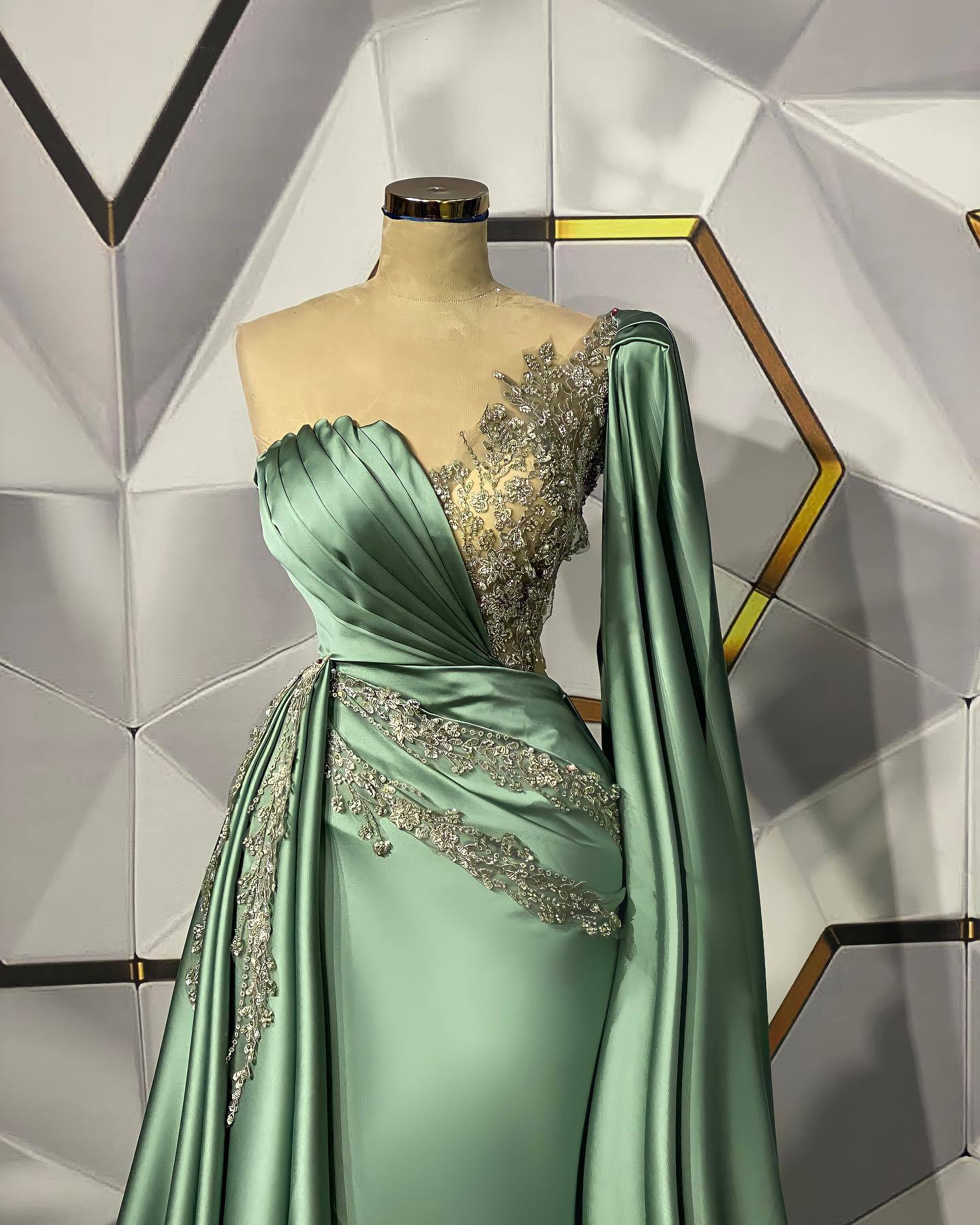 Long Mermaid Sweetheart Appliques Beading Satin Prom Dress With Side Train
