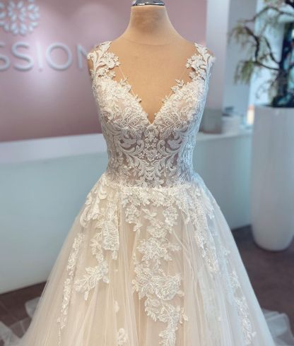 Elegant Long A-line V-neck Tulle Lace Wedding Dress