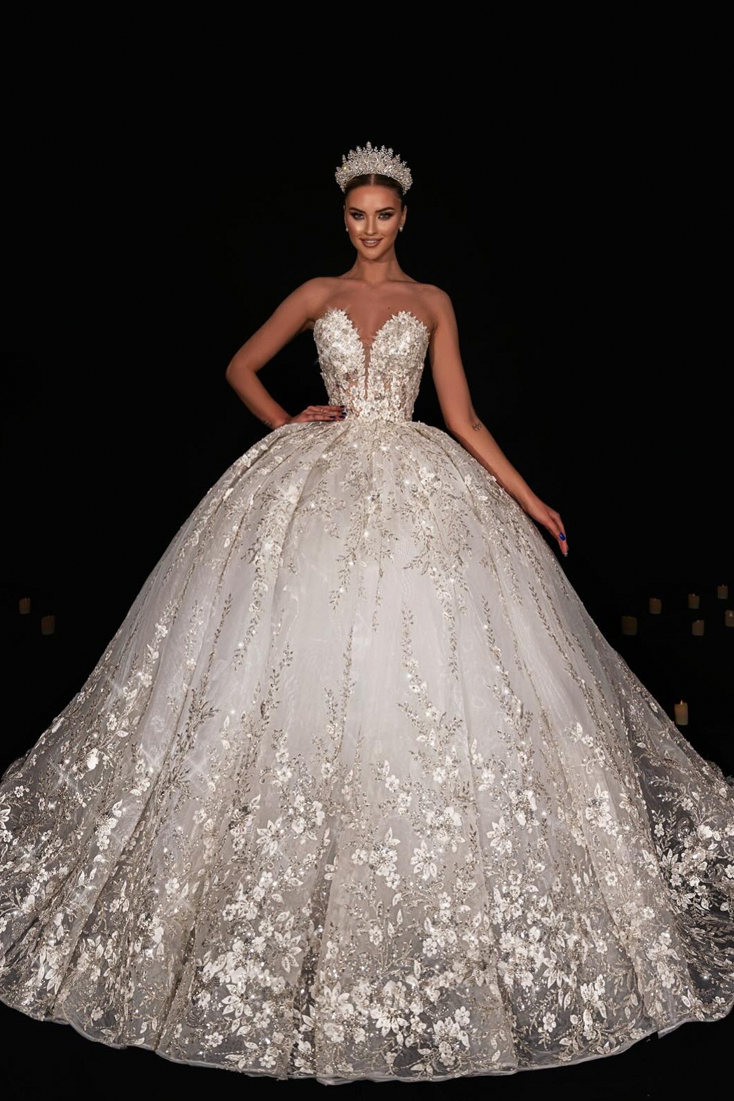 Elegant Strapless Sweetheart Appliques Lace Ball Gown White Wedding Dress