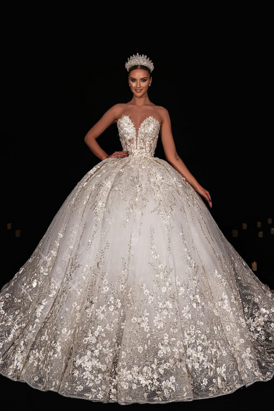 Elegant Long Strapless Sweetheart Appliques Lace Ball Gown Wedding Dress