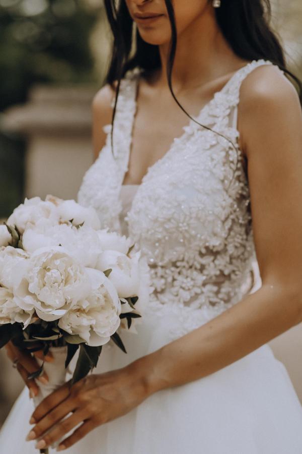 Elegant White A-line V-Neck Tulle Lace Long Wedding Dress with Appliques