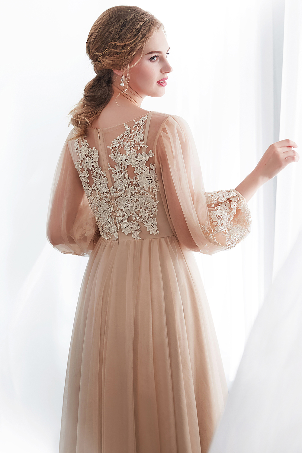 Champagne A-line Long Sleeves Appliques Tulle Evening Dresses