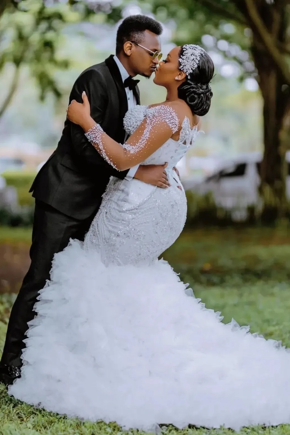 Elegant Sweetheart Mermaid Sequined Wedding Dresses with Train