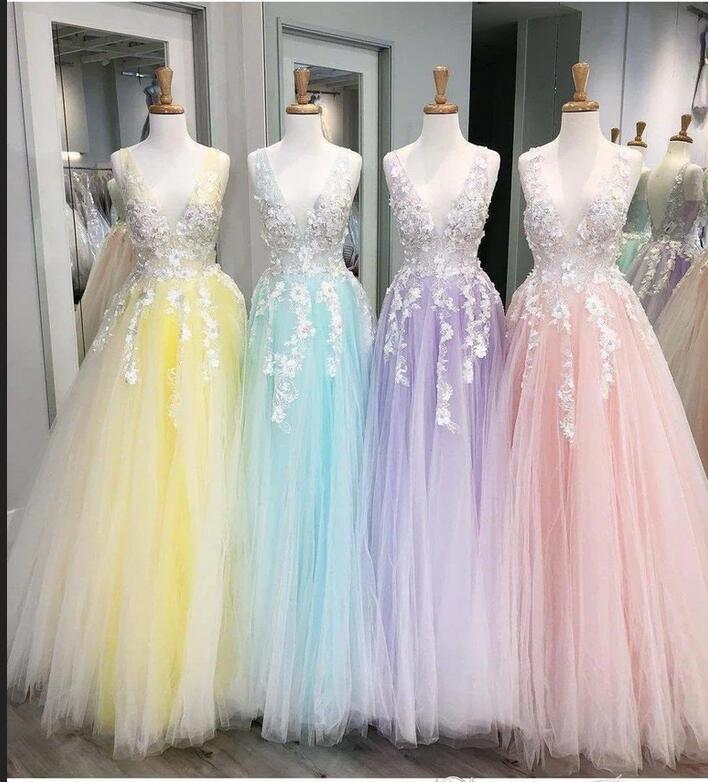 Elegant A-line Spaghetti Straps Deep V-neck Open Back Appliques Lace Tulle Prom Dress