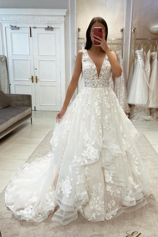 Gorgeous Long A-line V-neck Tulle Lace Backless Wedding Dress