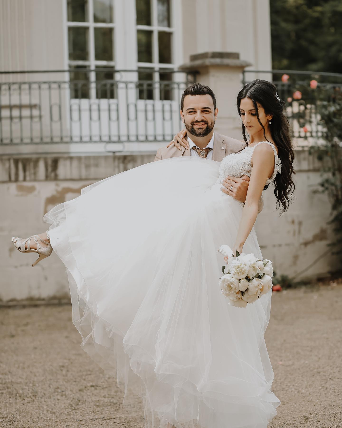 Elegant White Princess V-Neck Tulle Lace Long Wedding Dress with Appliques