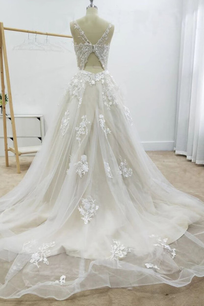 Elegant Long A-line Sweetheart Appliques Tulle Chapel Train Wedding Dresses