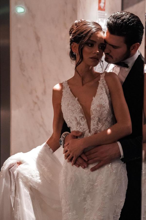 Elegant A-line V-neck Tulle Lace Long Backless Wedding Dress with Beading