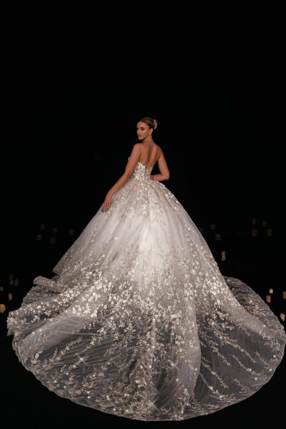 Elegant Long Strapless Sweetheart Appliques Lace Ball Gown Wedding Dress