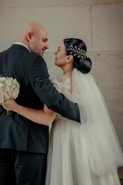 Modest Short A-line Scoop Tulle Lace Wedding Dress with Cap Sleeves