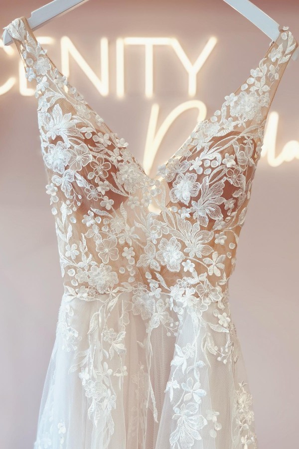 Modern Long A-line V-neck Backless Tulle Lace Wedding Dresses