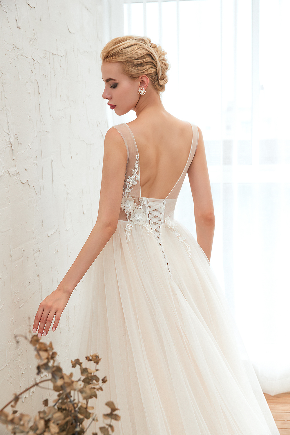 Chic Long V-neck Lace-up Appliques Tulle A-line Wedding Dress