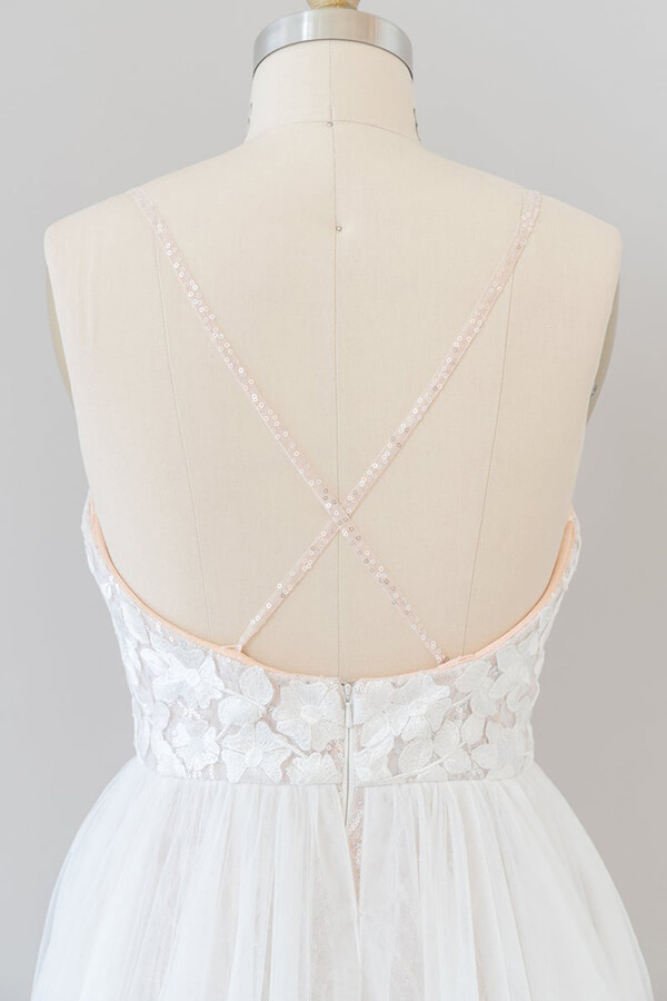 Elegant Long A-line V-neck Chapel Train Appliques Lace Tulle Wedding Dress