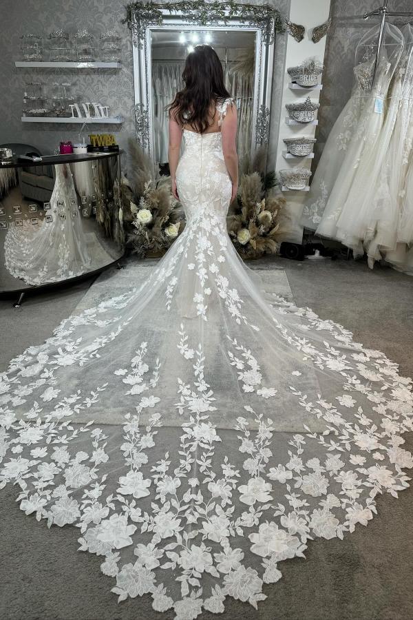 Spaghetti Straps Open Back Long Tulle Appliques Lace Wedding Dress with Ruffles