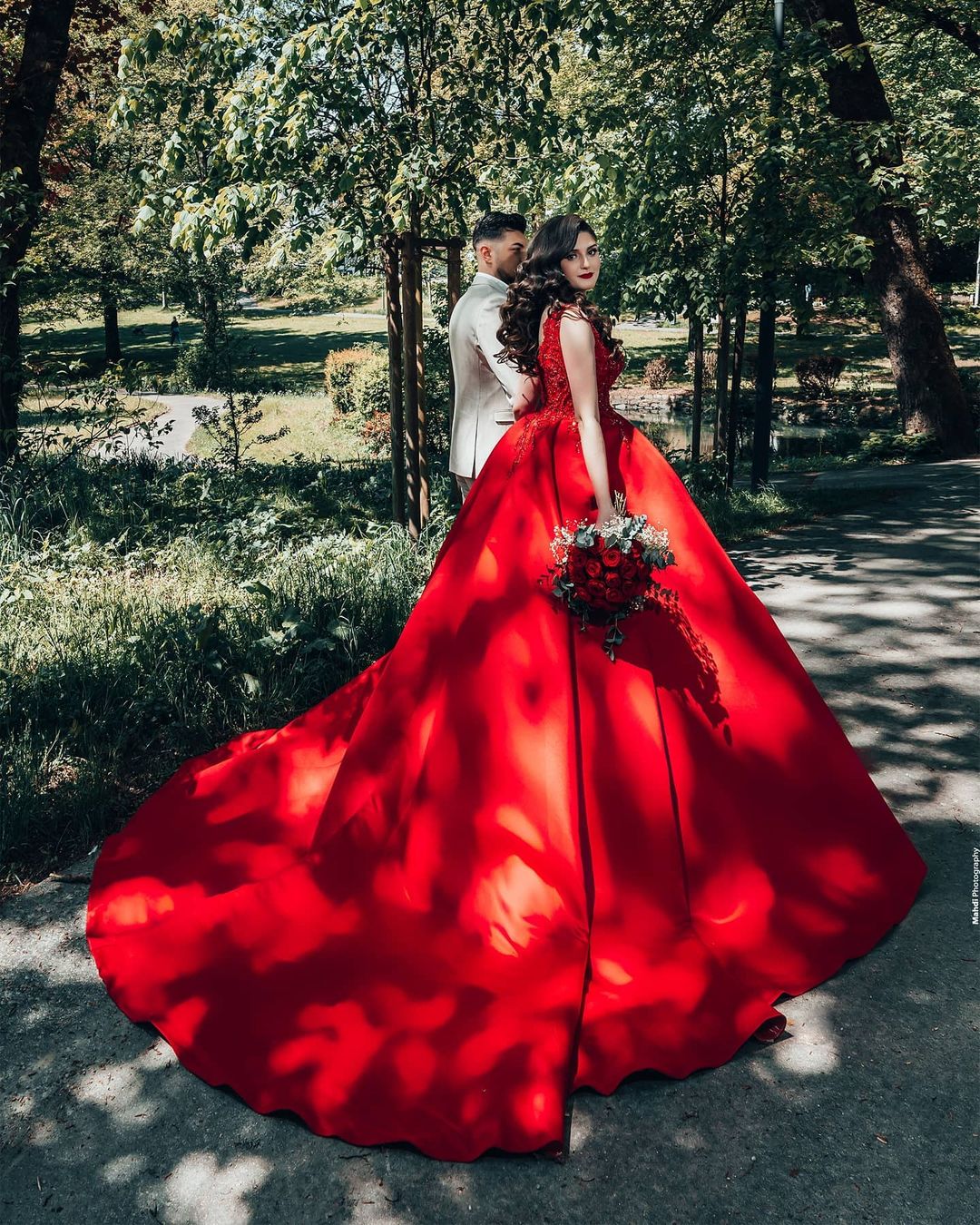 Luxury Long Red Ball Gown Satin V-neck Wedding Dresses with Lace