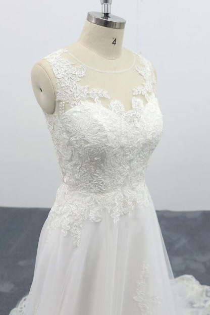 Elegant Long Appliques Lace Tulle A-line Wedding Dress