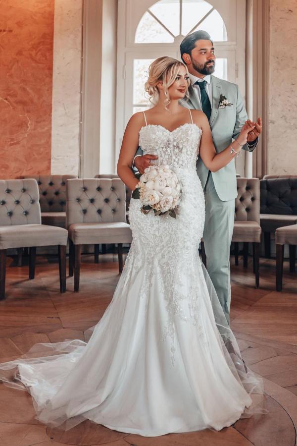 Plus Size White Mermaid Sweetheart Tulle Sleeveless Long Appliques Wedding Dress with Court Train
