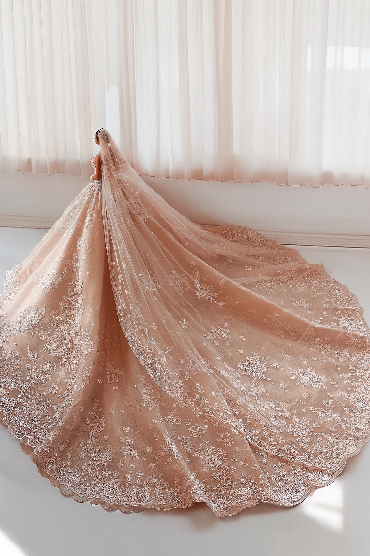 Ball Gown Strapless Appliques Lace Beads Long Wedding Dress with Train