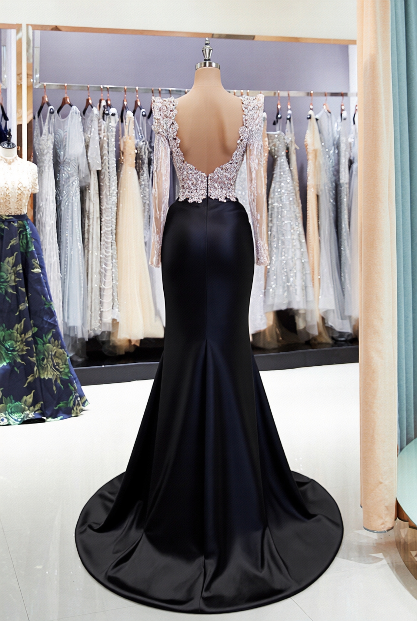 Black Long Sleeves Mermaid V-Neck Sequined Satin Prom Dresses with Beads