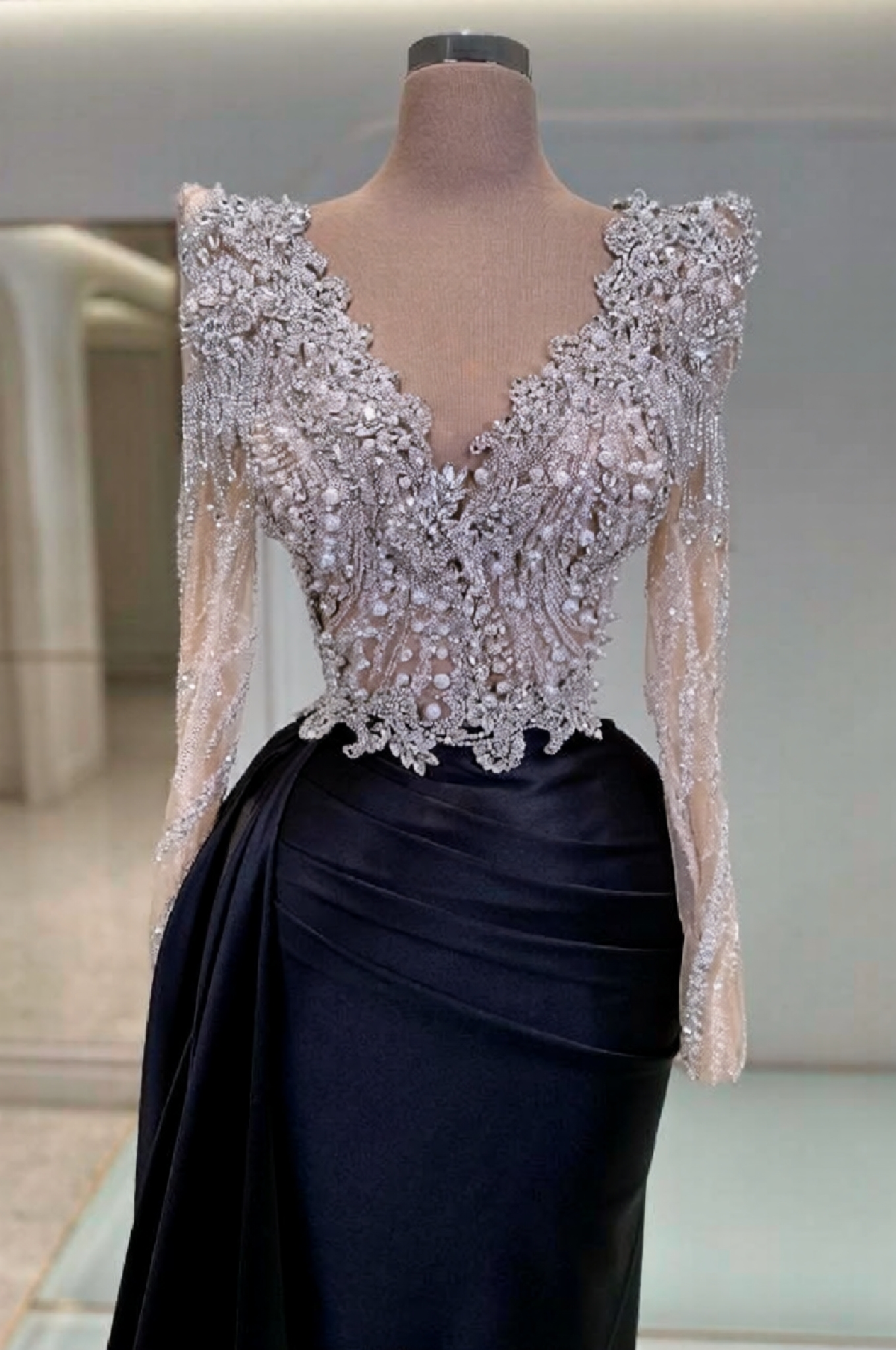 Black Long Sleeves Mermaid V-Neck Sequined Satin Prom Dresses with Beads