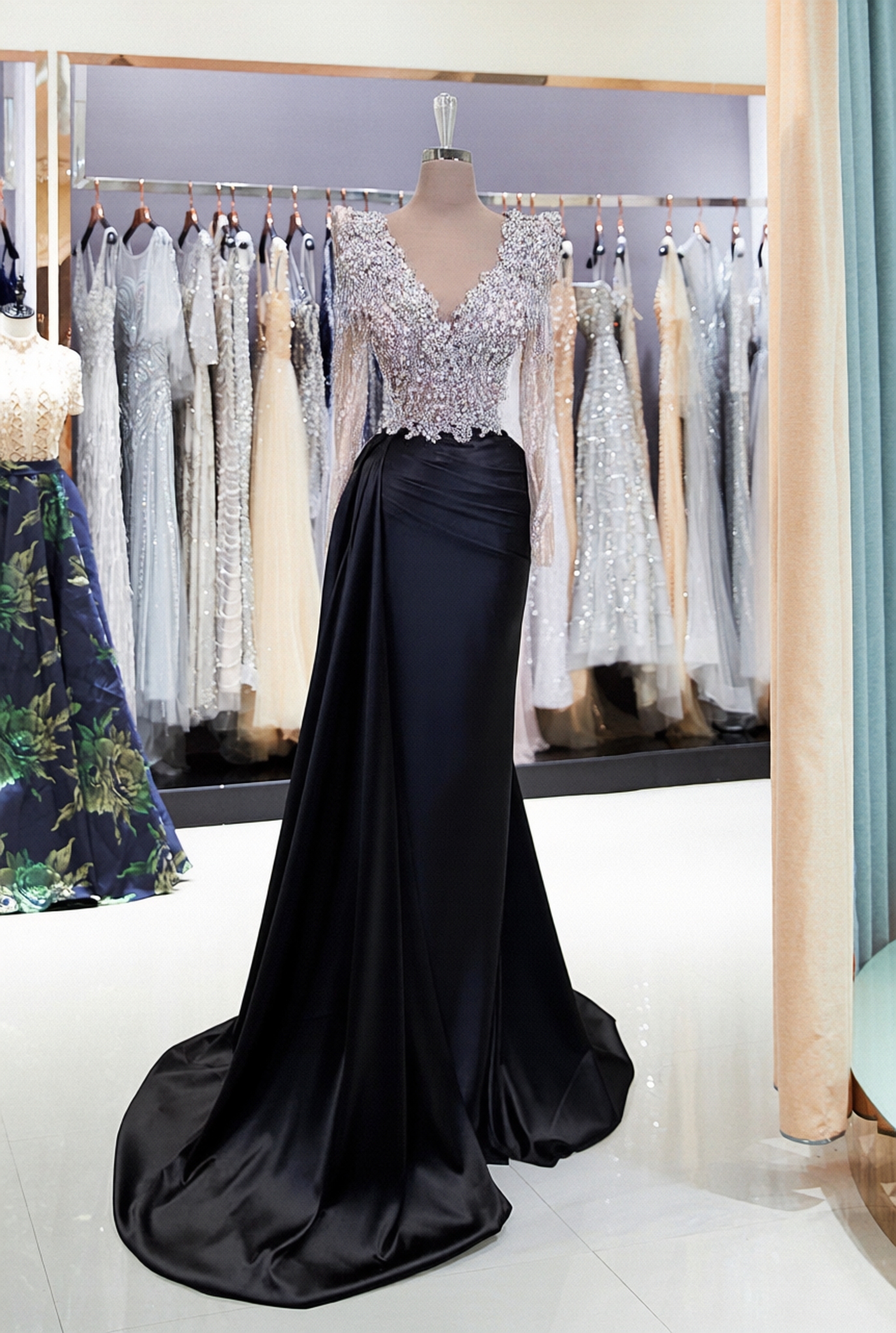 Black Long Sleeves Mermaid V-Neck Sequined Satin Prom Dresses with Beads