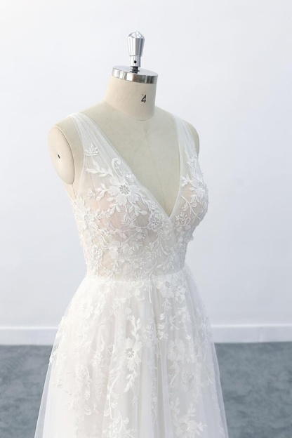 Elegant Long A-line V-neck Appliques Lace Tulle Wedding Dress