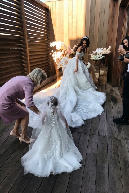 Luxury Long Ball Gown Off the Shoulder Appliques Lace Tulle Wedding Dresses