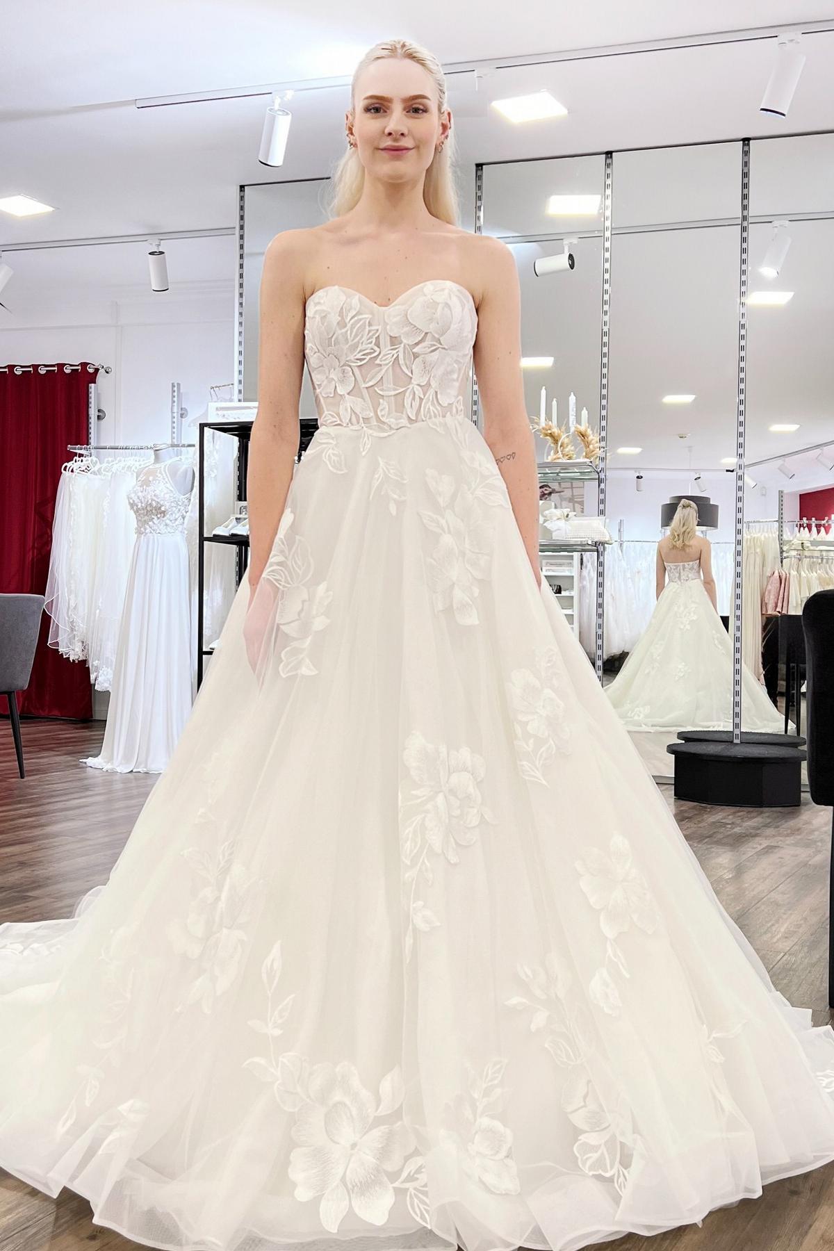 Strapless A-line Tulle Sweetheart Long Lace Button Wedding Dress
