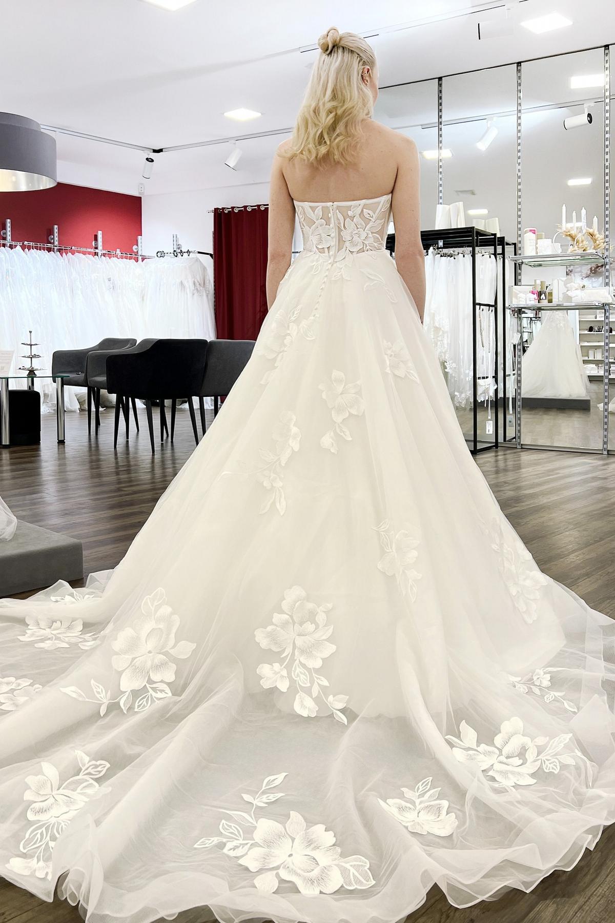 Strapless A-line Tulle Sweetheart Long Lace Button Wedding Dress
