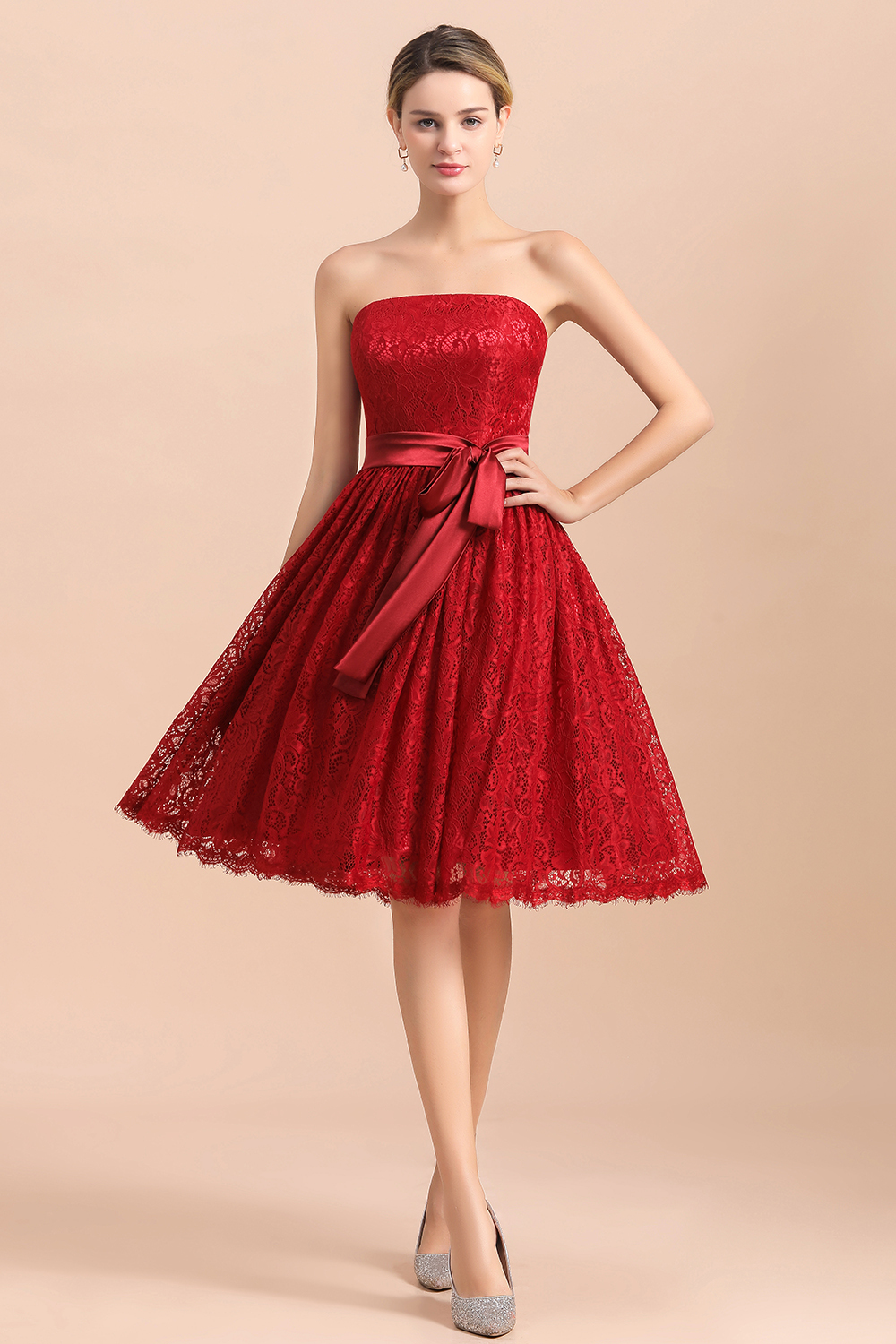 Stunning Red A-line Strapless Appliques Lace Knee-length Bridesmaid Dress With Bowknot