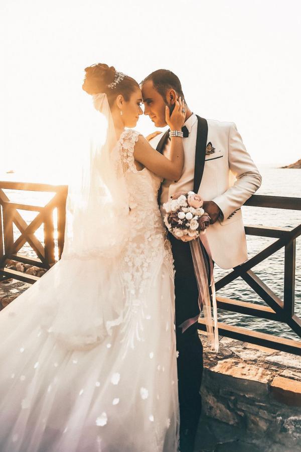 Elegant A-Line Scoop Neck Lace Tulle Sleeveless Long Wedding Dress with Train