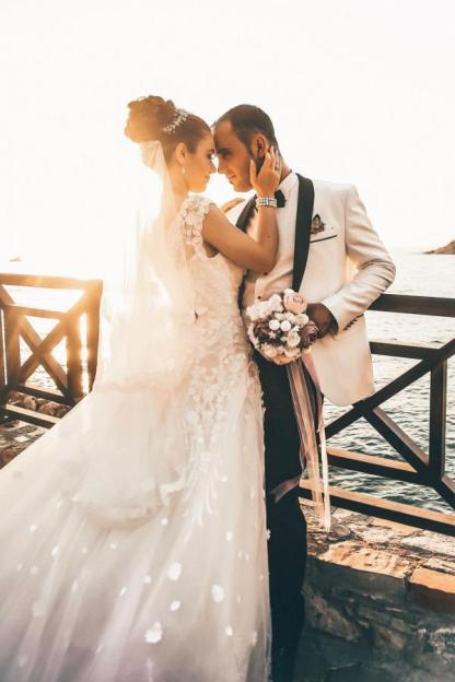 Elegant A-Line Scoop Neck Lace Tulle Sleeveless Long Wedding Dress with Train