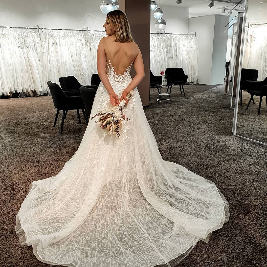 Gorgeous Long A-line V-neck Tulle Lace Floor-length Backless Wedding Dress