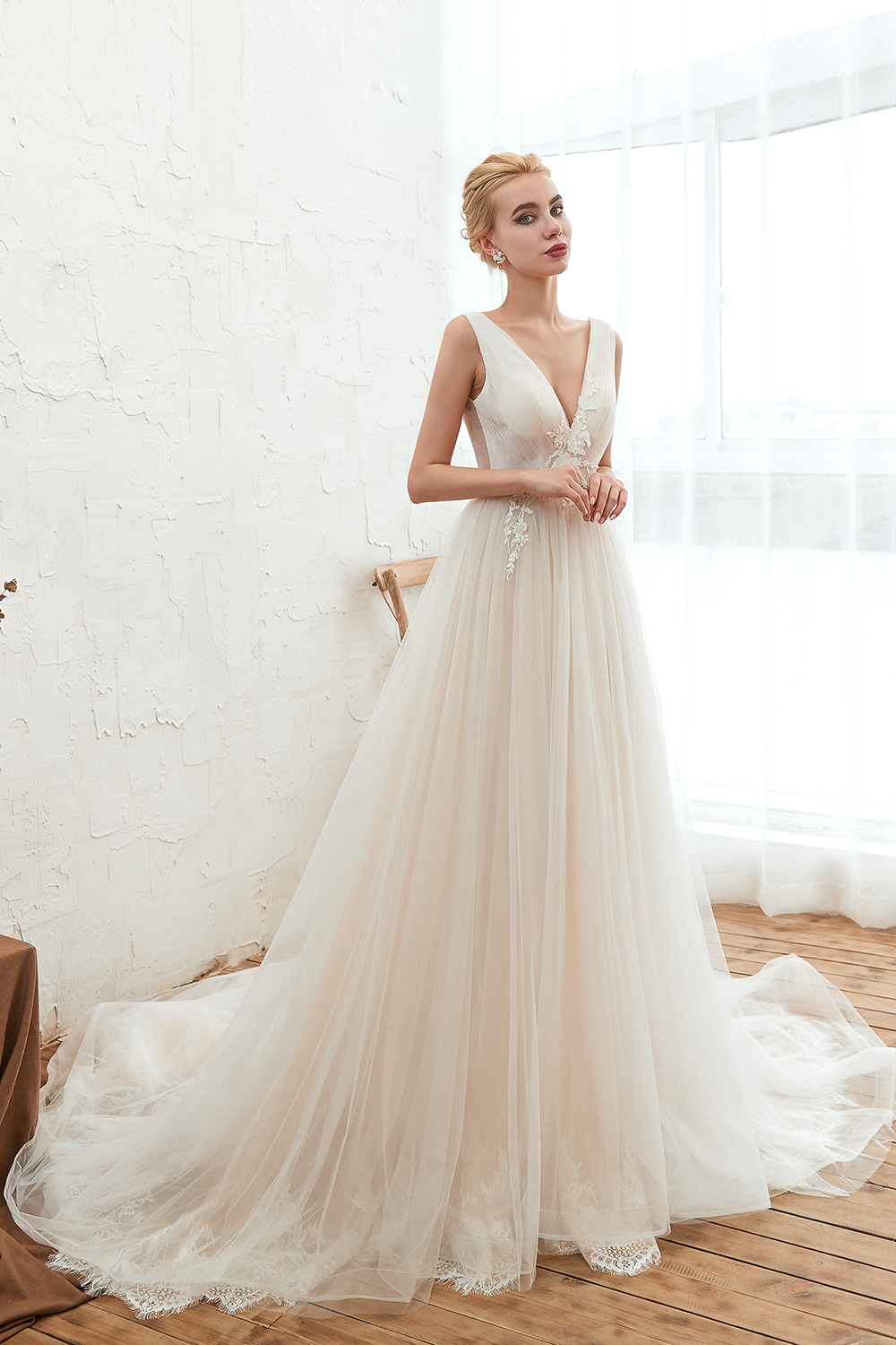 Chic Long V-neck Lace-up Appliques Tulle A-line Wedding Dress