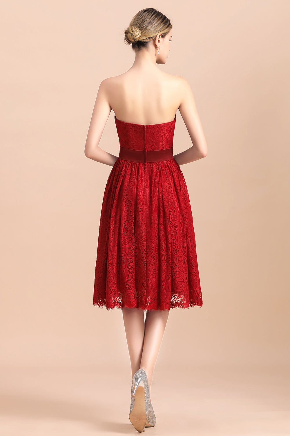 Stunning Red A-line Strapless Appliques Lace Knee-length Bridesmaid Dress With Bowknot
