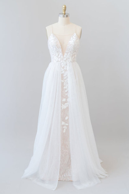 Elegant Long A-line V-neck Chapel Train Appliques Lace Tulle Wedding Dress