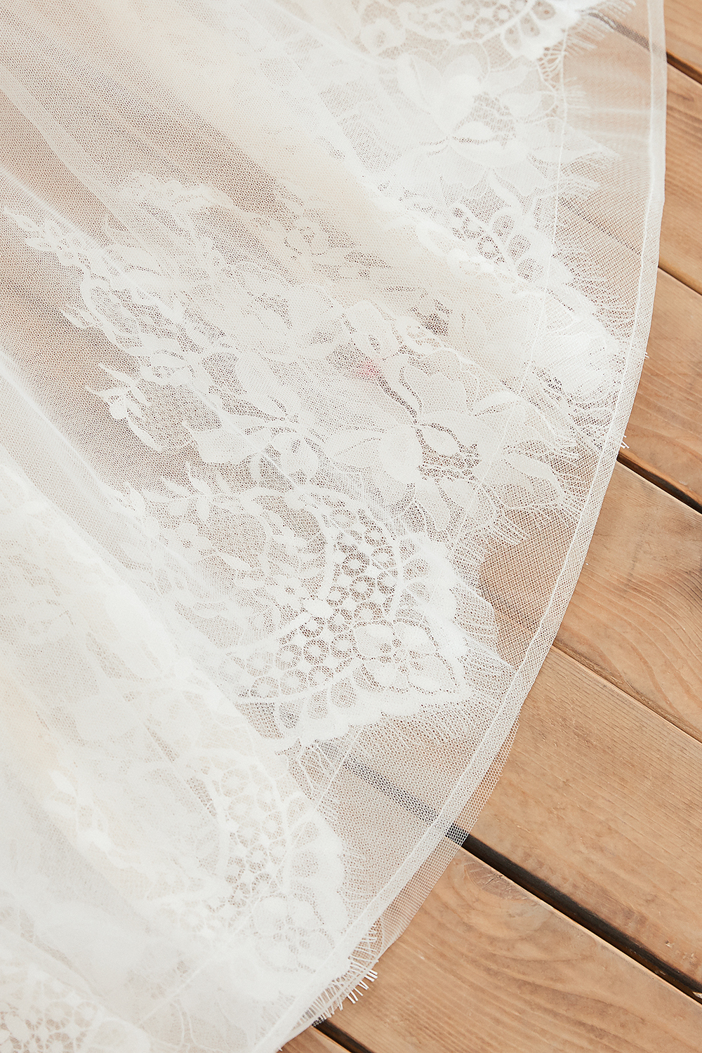 Chic Long V-neck Lace-up Appliques Tulle A-line Wedding Dress