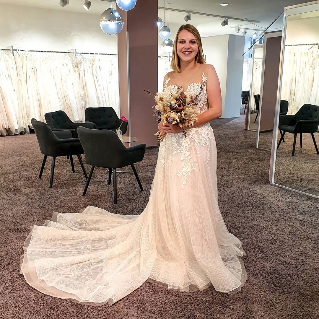 Gorgeous Long A-line V-neck Tulle Lace Floor-length Backless Wedding Dress