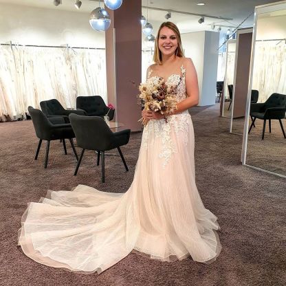 Gorgeous Long A-line V-neck Tulle Lace Floor-length Backless Wedding Dress