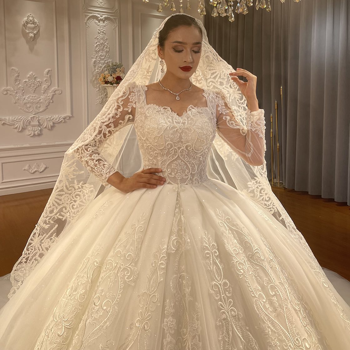 Luxury Long Ball Gown Tulle Lace Long Sleeves Wedding Dress with Appliques