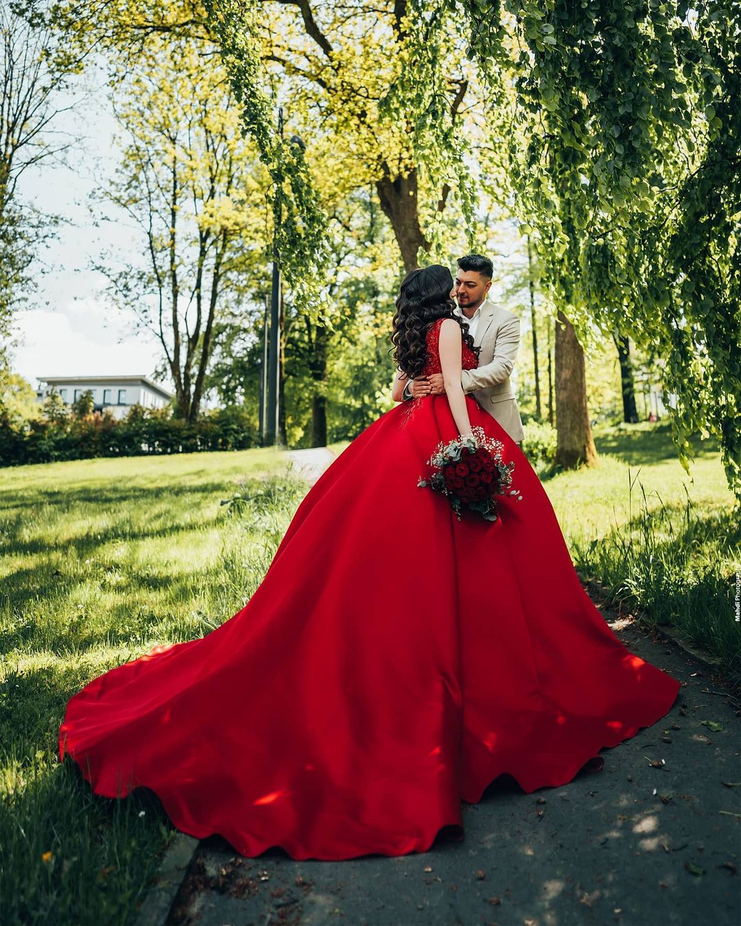 Luxury Long Red Ball Gown Satin V-neck Wedding Dresses with Lace