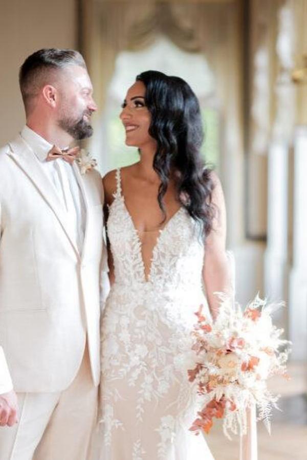 Elegant Long A-line V-neck Sleeveless Lace Tulle Appliques Wedding Dresses