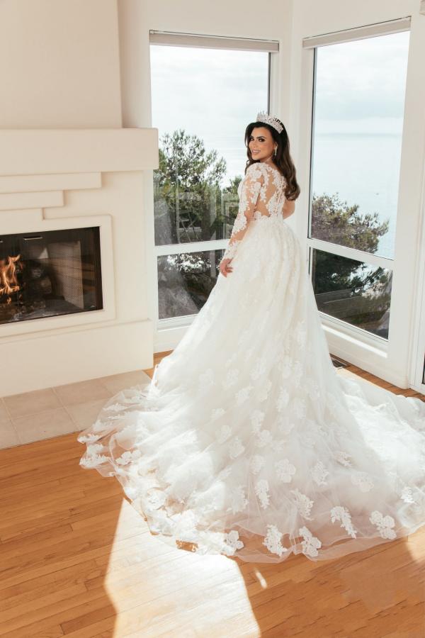 Elegant Long A-line Sweetheart Tulle Lace Long Sleeves Wedding Dress with Train
